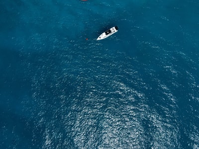 白色的船在蓝色的大海上白天
